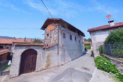 Immobile a Vezzo di Gignese vendesi rustico in centro, agenzia immobiliare