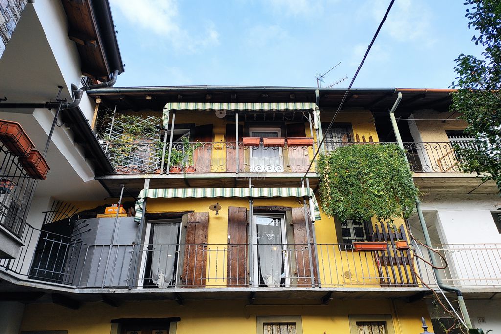 esterno someraro trilocale con balconi e vista lago agenzia immobiliare ellebi