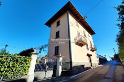 esterno vendesi villa di 3 appartamenti vicino la stazione di Stresa Agenzia Immobiliare Ellebi